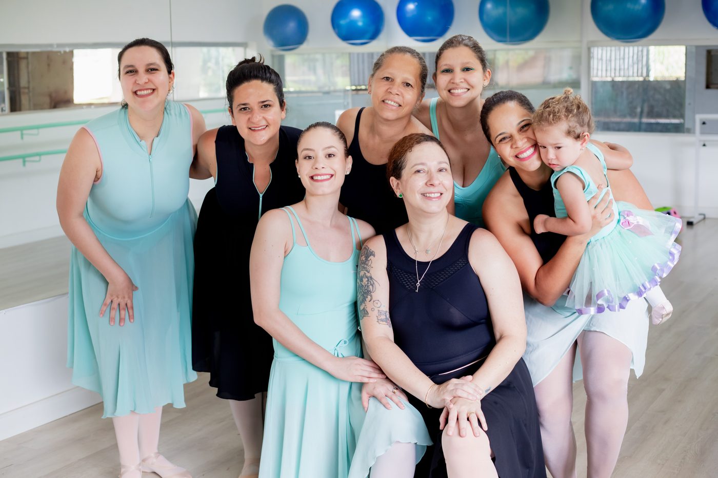 Alunas adultas sorrindo juntas no Studio