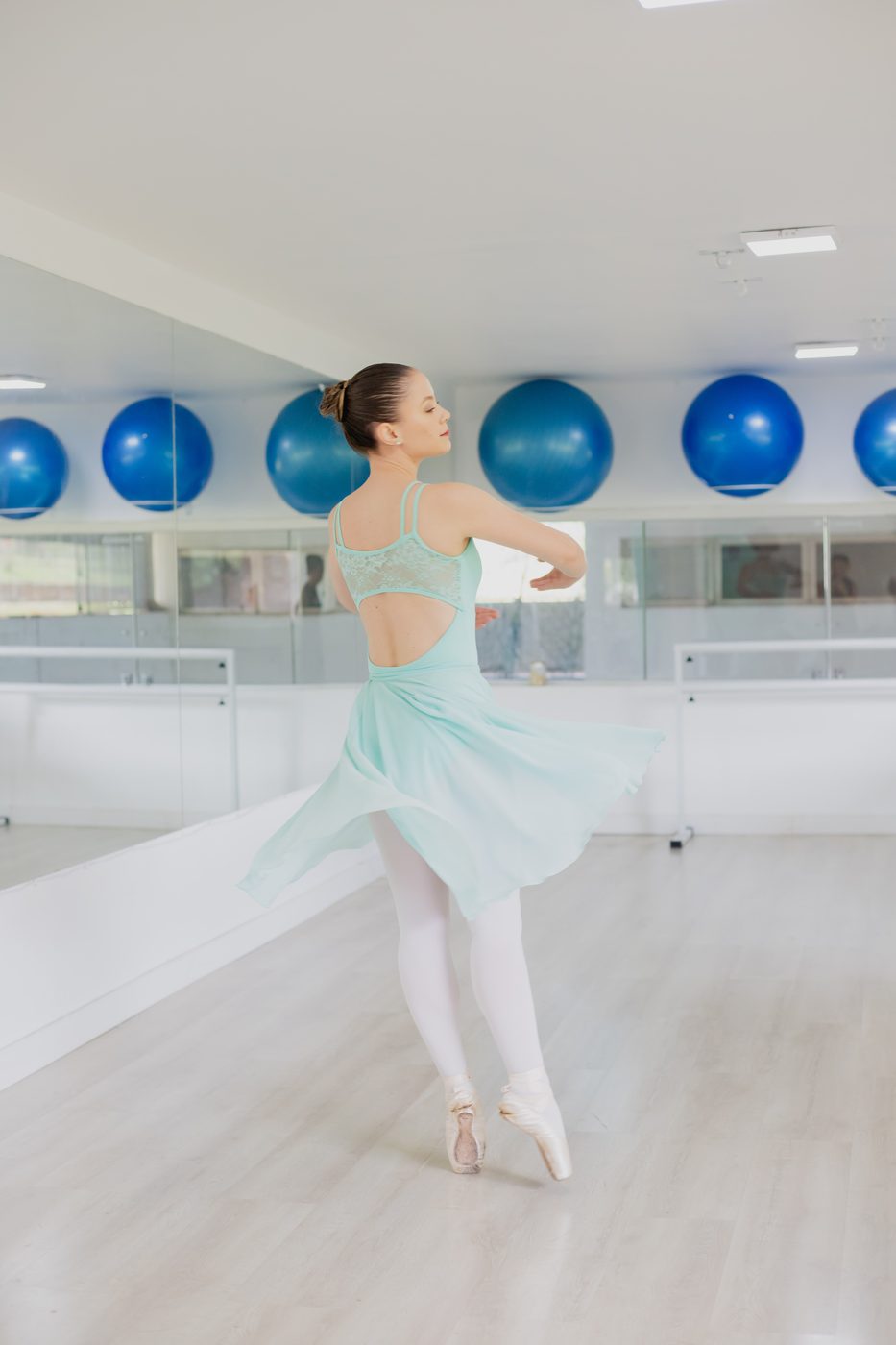 Bailarina de costas em ponta no Studio